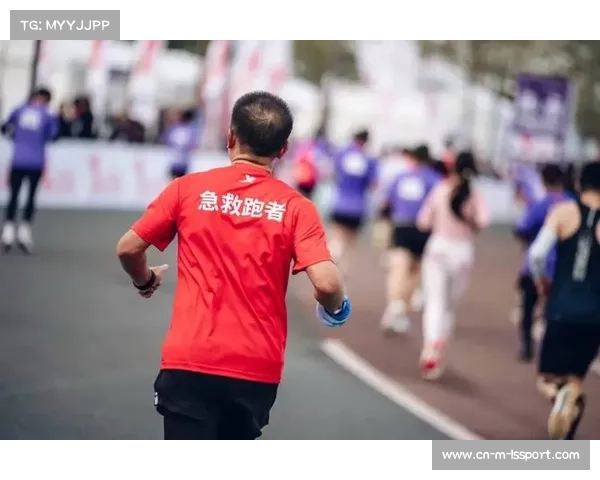 马拉松赛道现感人一幕，盲人跑者在引导员协助下破个人最佳